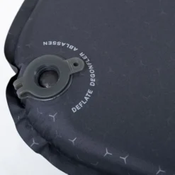 Exped SIM 3.8 M Zelfopblazende Slaapmat 13 Exped SIM 3.8 M Zelfopblazende Slaapmat -Uitrusting Voor Buiten Verkoop 2024 1441 1900 sim black valve close