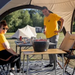 LotusGrill XL Hybrid Houtskoolbarbecue - Rood -Uitrusting Voor Buiten Verkoop 2024 lotus grill in gebruik met toppy shirtje 2