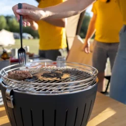 LotusGrill XL Hybrid Houtskoolbarbecue - Rood -Uitrusting Voor Buiten Verkoop 2024 lotusgrill in gebruik hamburger 3