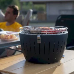 LotusGrill XL Hybrid Houtskoolbarbecue - Rood -Uitrusting Voor Buiten Verkoop 2024 lotusgrill in gebruik met toppy shirtje 2