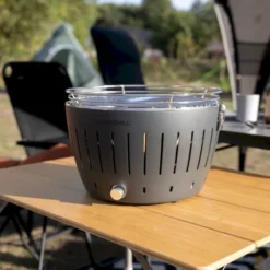 LotusGrill XL Hybrid Houtskoolbarbecue - Rood -Uitrusting Voor Buiten Verkoop 2024 lotusgrill in zon op tafel 3