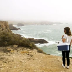 Mobicool MT08 Blauw Autokoelbox - 8 Liter 11 Mobicool MT08 Blauw Autokoelbox - 8 Liter -Uitrusting Voor Buiten Verkoop 2024 mobicool mt 08 cliff woman 1 resultaat