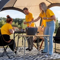 LotusGrill XL Hybrid Houtskoolbarbecue - Rood -Uitrusting Voor Buiten Verkoop 2024 sfeerfoto met meerdere shirtjes